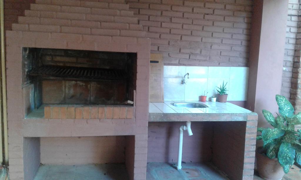 La Casa De Pedro Hostel Encarnacion Bagian luar foto